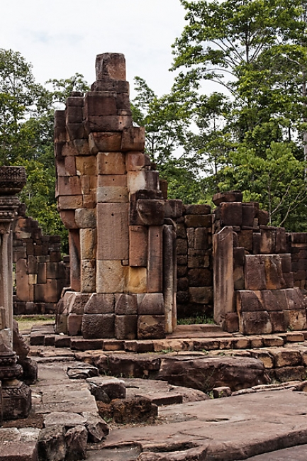 27-Prasat Ta Muen Thom-032
